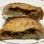 ロータスバゲット - 季節のロータスカレーパンの断面