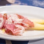 ラ フィーリア デル プレジデンテ - 2025.4 ホワイトアスパラガスと生ハムのパルミジャーノ焼き（2本 1,700円）