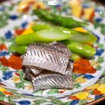 日本料理 研野 - 2025.3 鰯（いわし）お造り 湯掻いた分葱とグリーンアスパラガス 黄身酢 生姜醤油