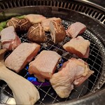 鶏焼いて蕎麦で〆る 個室居酒屋 鳥や - 