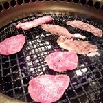 松阪牛焼肉　一徹 - カルビ３種盛り ジュージューシーン