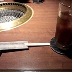 Matsusakagyuu Yakiniku Ittetsu - お箸と黒烏龍茶