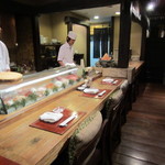 TEN-SUI Japanese Dining - お店には寿司カウンターのコーナーもあってまさに日本そのもの、しかしこのタイに居るのを忘れさす純日本式の造りが後で酔っぱらった先輩達、いや私達に悲惨な結末を起こしてしまいます。 
            