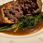 レストラン アルティザン（restaurant Artisan） - エゾ鹿肉のパイ包み（断面）