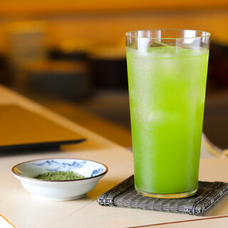 20～30種類の日本酒や特製緑茶ハイ・ワインをお食事と共に