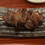 焼き鳥アポロ - 出ました、白レバ！この品質とポーションのでかさ。月1食べないと禁断症状絶対出ます。