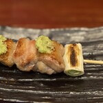 焼き鳥アポロ - ソリにはわさび。長ネギの焼けた良い香りもアクセント。
