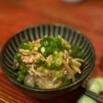 焼き鳥アポロ - ちょっとピンボケしちゃったお通しは、鬼おろしに鶏そぼろに榎茸。鶏そぼろは中華風のおだしを使ってあったと思います。すごくおいしかった！良いお通し。