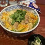 焼き鳥アポロ - いや、またこの親子丼の美味しいことよ。次の日に自分で何とか真似して作ろうとしたんですが、世界線違う！宇宙一の親子丼には、だれも真似できないんだよ。