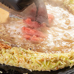 浅草もんじゃ 風鈴 - もんじゃ焼いてるシーン