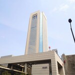 加賀 - その上を見上げれば、"新国立劇場"〜"オペラシティ"〜"NTT東日本本社"〜"パークハイアット"。