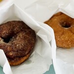 下田流 - 茶色が半生ドーナツ、キャメルがもっちりドーナツ