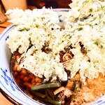 加賀 - トッピングの"春菊天"に覆われた、"納豆"・"山菜"・"あげ玉"。