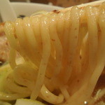 麺の中には小麦の表皮のつぶつぶ