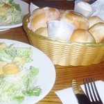 Lone Star Steakhouse & Saloon - サラダとパン♪