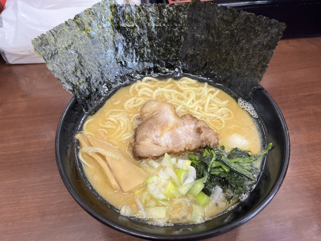 醤油豚骨ラーメン840円』by 食べれば幸せ : 家系横濱ラーメン 川
