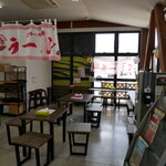 コラーゲン豚骨ラーメンとこ豚平和園 - 物産館内のイートインスペース