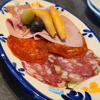 LIZARRAN 横浜店 - 生ハム、ソーセージ、サラミ、オリーブ、カリカリ(笑)