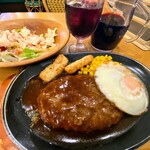 サイゼリヤ - ハンバーグステーキ　チキンのサラダ