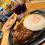 サイゼリヤ - ハンバーグステーキ　チキンのサラダ