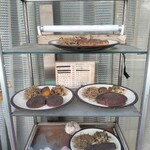 レストラン・テル - ガラス張りされてない屋外ショーウィンドウは、土埃等で汚れる。