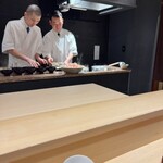 赤坂 島袋 - わかりにくいですが一番手前が削りたての鮪本枯節