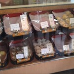 松屋長春 - 店内ショーケースの和菓子