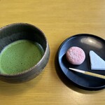 割烹つづみ - お部屋に入ると抹茶のおもてなし