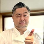 木造の門構えが落ち着いた雰囲気のお店には、相変わらずの巨体で貫禄たっぷりの齋藤シェフがお出迎え