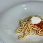 ウシマル - 手打ちパスタは地粉の"ピチ" セミドライトマトは甘く、リコッタチーズを絡めていただきます。