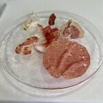 ウシマル - 自家製ハムの盛り合わせ。キョンのモルタデッラ・豚の生ハム 腿・豚のサラミ パプリカ・豚の頰 グアンチャーレ・イノシシのサラミ・ジャージー牛のブレザオ
            ーラ。イノシシのサラミがマイベスト！