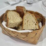 ウシマル - カリッとした表面とモチっとした中心部、食べる部位によって両方の食感が味わえます。