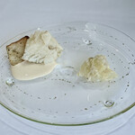 ウシマル - 先ほどまでピチピチ泳いでいた平目。神経〆にしたクルード（冷製）とカルボーネ（炭火）焼いた聖護院大根にクリーミーな魚のお出汁のソースがベストマッチ。何よりクルードのセンマイ使いにはビビっときました！