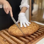 ウシマル - 焼きたてフォカッチャは目の前でカットしていただけます。