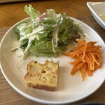 cafe chestnuts - ケークサレ、キャロットラペ、グリーンサラダ