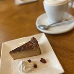 cafe chestnuts - カフェラテ、キャラメルクリームのバスクチーズケーキ
