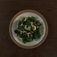 2種のハーブとカシューナッツとケールのサラダ