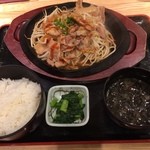 テング酒場 - 今日も銀座でランチ、鉄板焼き定食590円。バテ気味な割りにゆっくり食べたら完食できました。(^_^)