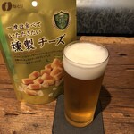 麹町いづみや しろ - 生ビール ・なとり 一度は食べてただきたい燻製チーズ　