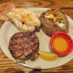 Lone Star Steakhouse & Saloon - こちらはヒレステーキと大海老のコンビネーション。この撮影のあと赤い器に入っているバターソースをひっくり返して、テーブルに全てぶちまけてしまいました。それはもう大騒ぎの大惨事だった…