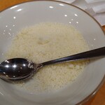 サイゼリヤ - トッピングの粉チーズ