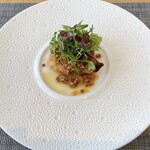 フィエルテ - ⚪︎長崎県産穴子／イベリコ豚／胡桃
      穴子はパリッと旨みが強く胡桃が良い仕事をしています。
      ワインはセロリの様な後味、自然派ワインは個性的な物多いですね。
      穴子の旨味とワインの旨みをぶつけているそうです。