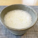 フィエルテ - ⚪︎新玉ねぎ
      玉ねぎを煮出したソースのムース。
      甘味が凄い。
      玉ねぎに汗をかかせ甘味を引き出すのだとか
      甘味のあるパンにつけると更に美味しい。
      ワインはホップの様な風味と渋みがあり調和が取れています。
      