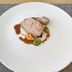 フィエルテ - ⚪︎群馬県産山峰豚ロース
      しっとり焼いて直火の香ばしさがります。
      赤ワインは乳酸発酵で濃厚だけどまろやかなもの。