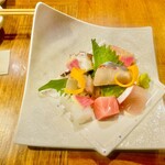 炉端亜紗 喜三郎 - 刺身盛り合わせ(1人前)¥1200