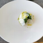 フィエルテ - ⚪︎赤海老／蕪／菜の花
      カブとマスカロポーネチーズのムース。
      海老が甘味のあるチーズと合う、そして繊細。
      華やかなゲベルツトラミネールと合う。