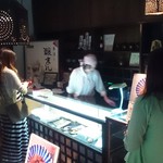 腰掛庵 - 店内は人でいっぱい。案内などする余裕も無し。