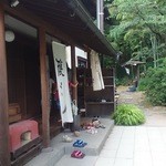 腰掛庵 - お店入り口には乱雑に脱がれた靴がいっぱい・・・。