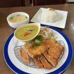 TAKAYAI - ゲーンキャオワーンムートート(グリーンカツカレー)