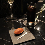 HIKARI - お茶菓子：フィナンシェ＋アイスコーヒー